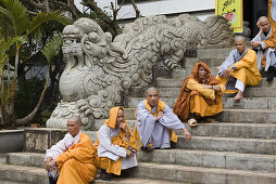 Buddhistische Mönche auf den Stufen der Linh Son Pagode in Dalat, Provinz Lam Dong, Vietnam, Asien