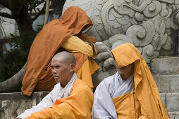 Buddhistische Mönche auf den Stufen der Linh Son Pagode in Dalat, Provinz Lam Dong, Vietnam, Asien