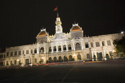 Hotel de Ville, das beleuchtete Rathaus im Zentrum von Saigon, Hoh Chi Minh City, Vietnam, Asien