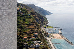 Blick auf Strand und Hafen vom Casa das Mudas Arts Centre Museum, Calheta, Madeira, Portugal