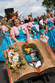 Mutter mit Kinderwagen bei der Parade zum alljährlich stattfindenden Madeira Blumenfest, Funchal, Madeira, Portugal
