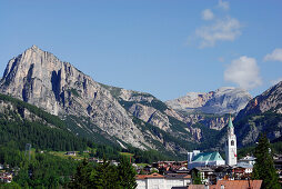 Blick auf Cortina d' Ampezzo mit Col Rosa, Dolomiten, Venetien, Italien