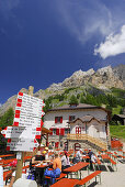 Wegweiser bei der Contrinhütte unter dem Vernel, Marmolata, Dolomiten, Trentino-Südtirol, Italien