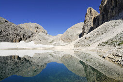 Kesselkogel und Croda del Lago spiegeln sich im Antermoiasee, Rosengarten, Dolomiten, Südtirol, Italien