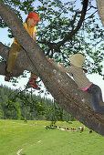 Zwei Mädchen klettern auf einen Baum, Bayerische Alpen, Oberbayern, Bayern, Deutschland