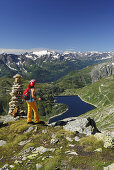 Frau blickt über Stausee Lago della Sella auf Tessiner Alpen, Gotthardgruppe, Kanton Tessin, Schweiz