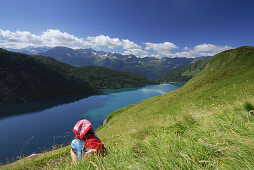 Frau blickt über Stausee Lago Ritom, Tessiner Alpen, Kanton Tessin, Schweiz