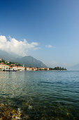 Blick über Comer See auf Menaggio mit Monti Lariani im Hintergrund, Menaggio, Lombardei, Italien