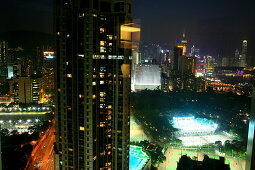 Blick aus einem Hotelfenster in Stadtteil Causeway Bay auf die Skyline, Hongkong, China