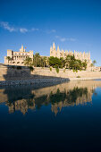 Almudaina-Palast und Kathedrale La Seu, Palma, Mallorca, Balearen, Spanien, Europa