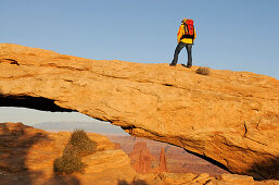 Wanderer, Mesa Arch, Canyonlands Nationalpark, Utah, USA, MR
