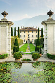 Brunnen und Gartenanlage mit Villa am Comer See, Lombardei, Italien