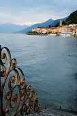 Blick über Comer See auf Bellagio, Lombardei, Italien