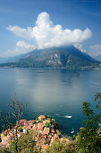 Blick auf Varenna am Comer See, Lombardei, Italien