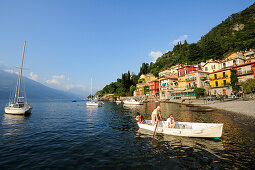 Boote auf dem Comer See, Varenna, Lombardei, Italien