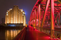 Die beleuchtete Waibaidu Brücke über dem Souzhou Kanal bei Nacht, Bund, Shanghai, China, Asien