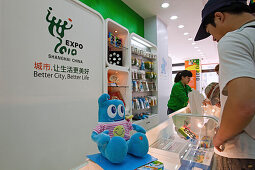 Verkauf von Expo Maskottchen Haibao in einem Laden in der Nanjing Road, Shanghai, China, Asien