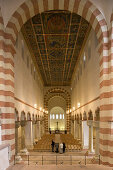 Bemalte Holzdecke im Mittelschiff des Langhauses von St. Michael zu Hildesheim, auch Michaeliskirche genannt (UNESCO-Weltkulturerbe), Hildesheim, Niedersachsen, Deutschland, Europa