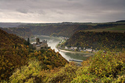 Burg Katz vom Patersberg über St. Goarshausen, Hintergrund links die Loreley, Rhein, Rheinland-Pfalz, Deutschland, Europa, UNESCO Weltkulturerbe