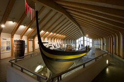 Langschiff im Wikinger Museum Haithabu, bei Schleswig, Schleswig-Holstein, Deutschland, Europa