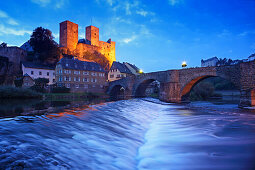 Blick über die Lahn mit Brücke auf Burgruine, Runkel, Hessen, Deutschland