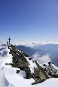 Frau am Gipfelkreuz des Monte Vioz, Ortlergruppe, Trentino-Südtirol, Italien