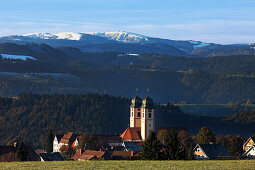 Blick über St. Märgen auf Feldberg, St. Märgen, Baden-Württemberg, Deutschland