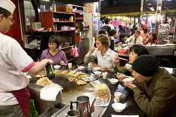 Menschen in einem Teppanyaki Restaurant auf dem Shilin Nachtmarkt, Taipeh, Taiwan, Asien