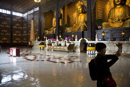 Tourist in der Tempelhalle im Kloster Foguangshan, Foguangshan, Republik China, Taiwan, Asien