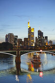 Blick über Main mit Alter Brücke auf Skyline, Frankfurt am Main, Hessen, Deutschland