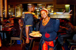Kellnerin im afrikanischen Restaurant, Kapstadt, Western Cape, Südafrika, Afrika