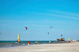 Kitesurfer am Strand, Sankt Peter-Ording, Schleswig-Holstein, Deutschland