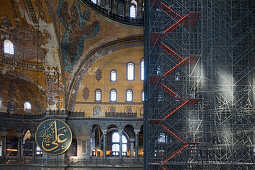 Kuppelraum, Baugerüst zur Sanierung der Kuppel, Kalligrafietafeln mit den Namen Allahs, Mohammeds und der Kalifen, Mosaik, Istanbul