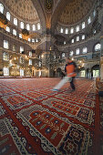 Kuppelraum Yeni Camii Moschee, Neue Moschee, gewaltige Kuppel, Kronleuchter im Kuppelraum, Reinigung des Teppichs mit Staubsauger, Istanbul
