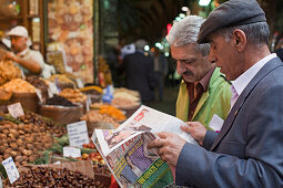 Zeitungsleser am Eingang zum Gewürzbasar, Verkaufsstand, Datteln Nüsse, Istanbul