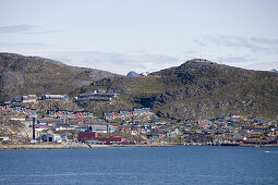Blick auf Küstenstadt Qaqortoq, Kitaa, Grönland