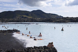 Menschen baden in heissem Thermalwasser, Blaue Lagune, Grindavik, Reykjanes, Island, Europa