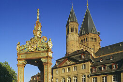Market fountain and Mainz cathedral, Mainz, Rhine river, Rhineland-Palatinate, Germany