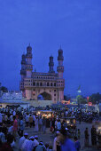 Moslems am Nachtmarkt am Charminar, Fastenbrechen im Ramadan, Hyderabad, Andhra Pradesh, Indien, Asien
