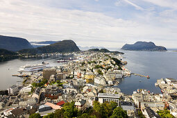 Blick auf die Stadt Alesund unter Wolkenhimmel, More og Romsdal, Norwegen, Skandinavien; Hafenstadt, Europa