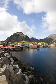 Rorbu Hütten an der Küste unter Wolkenhimmel, Lofoten, Norwegen, Skandinavien; Landschaft, Europa