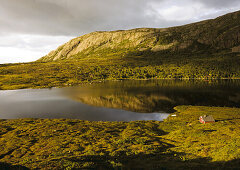 Rotes Holzhaus am See Mannsvatnet auf dem Solfjellet, Folgefonn Halbinsel, Kvinnherad,  Westnorwegen, Norwegen, Skandinavien, Europa