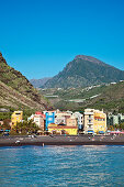 Der Küstenort Puerto Tazacorte unter blauem Himmel, Caldera de Taburiente, La Palma, Kanarische Inseln, Spanien, Europa