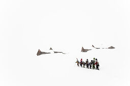 Snowboarder beim Aufstieg, Alp Oberläger, Reichenbachtal, Berner Oberland, Kanton Bern, Schweiz