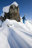 Skifahrer beim Aufstieg zum Gipfel La Muota, Surselva, Kanton Graubünden, Schweiz