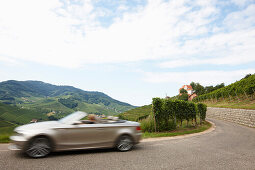 Cabrio auf einer Landstraße, Durbach-Staufenberg, Schwarzwald, Baden-Württemberg, Deutschland