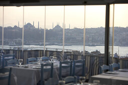 Blick auf den Meerarm Halic und die historische Halbinsel mit der Hagia Sofia aus dem Restaurant Doga Balik, Istanbul, Türkei