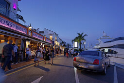 Luxux Autos, Restaurants am Hafen, Puerto Banus, Marbella, Andalusien, Spanien