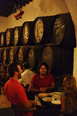 Gäste in einer Weinstube, El Pimpi, Malaga, Andalusien, Spanien