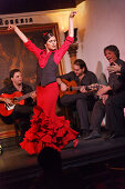 Frau tanzt Flamenco im Restaurant Corral de la Maoreira, Madrid, Spanien